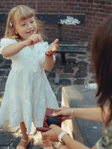 Atmospheric Mother and Daughter Family Pictures in Amsterdam
