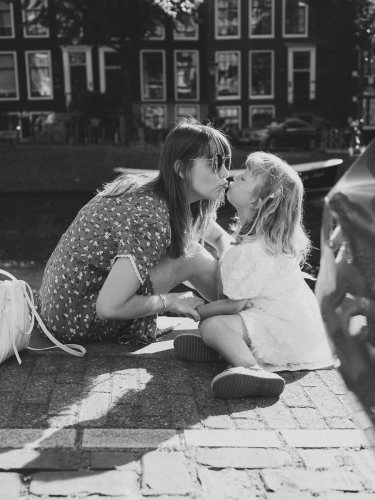 Emotional Mother and Daughter Pictures in Amsterdam