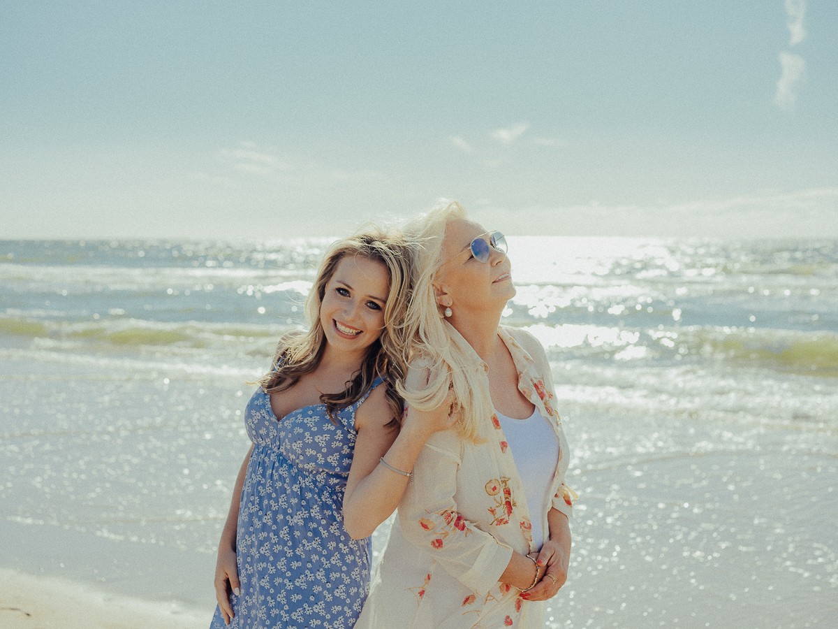 moeder dochter fotosessie op het strand