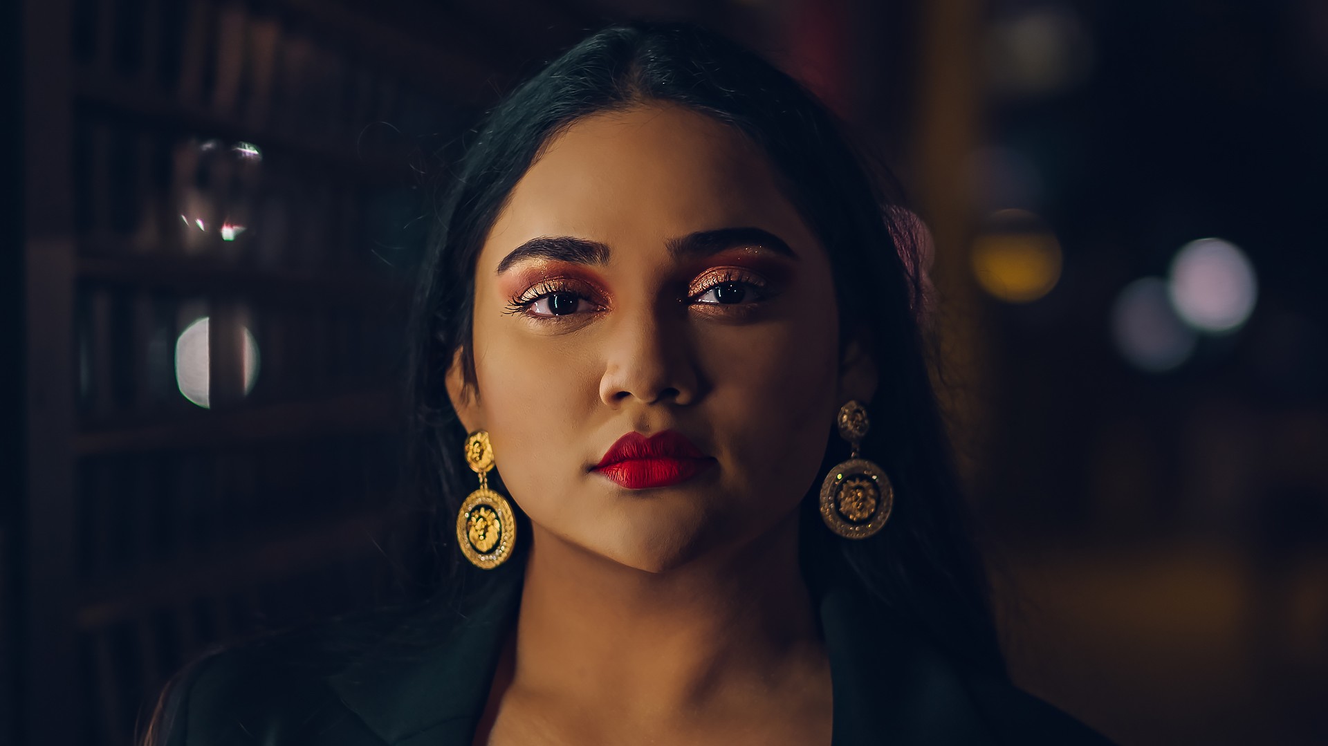 Expressive portrait photography session in warm evening light with city bokeh behind