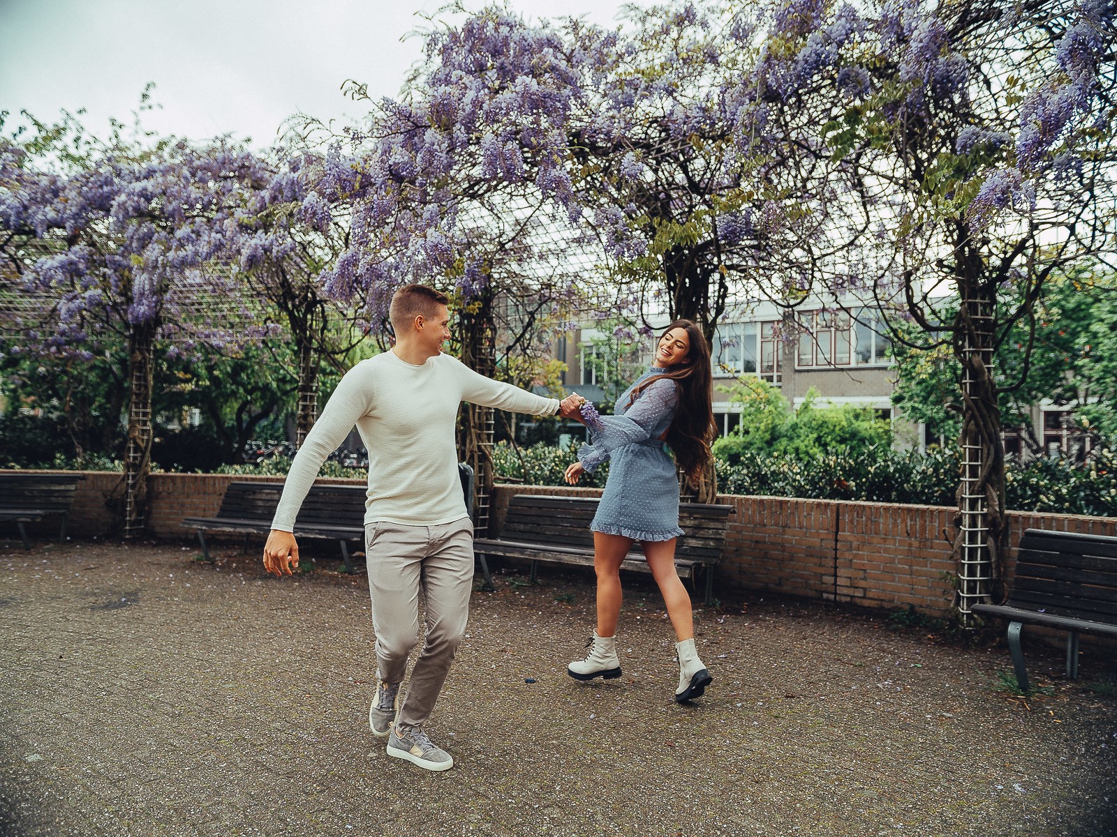 Vibrant couple photo session in Amsterdam