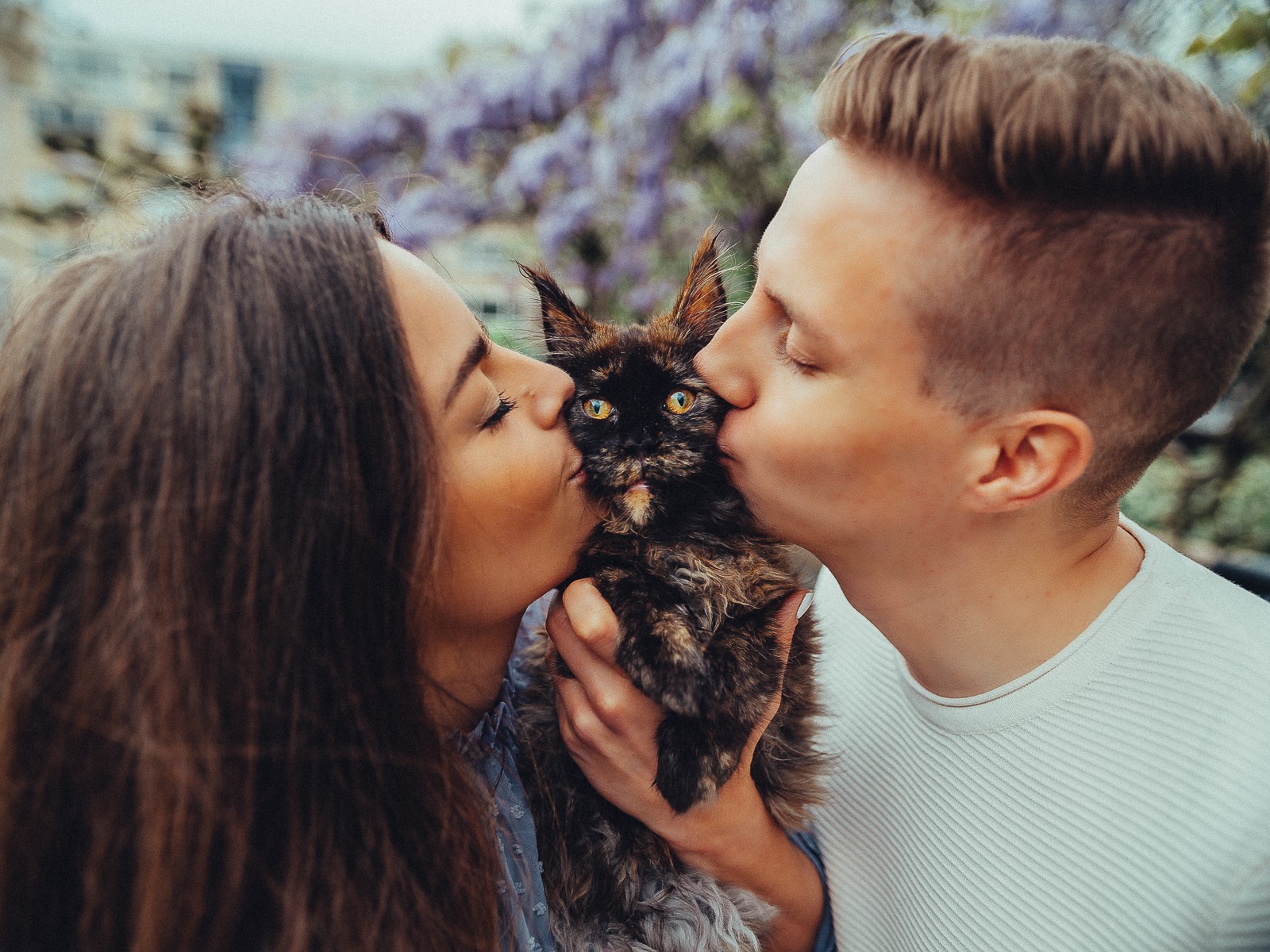 Spontaneous couple photos with pet