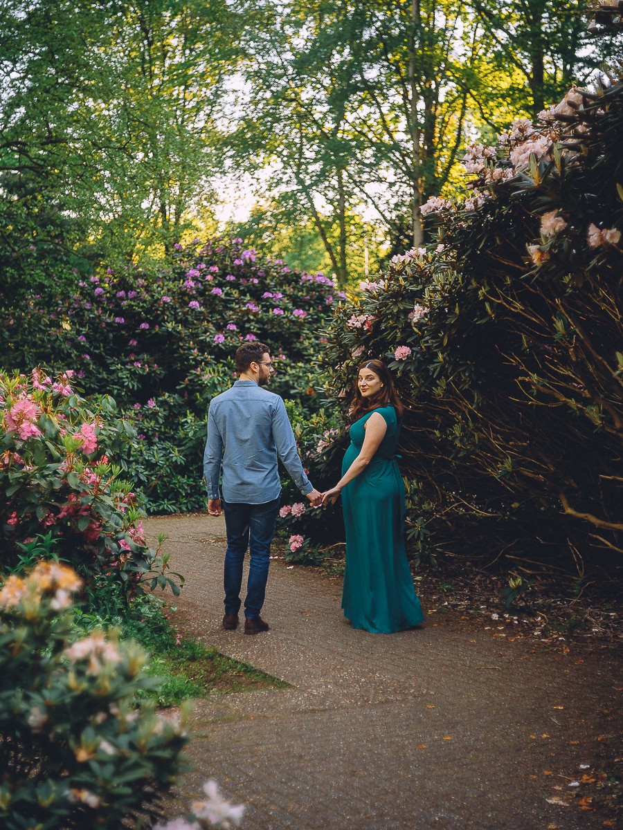 relaxed family photo walk through a blooming park