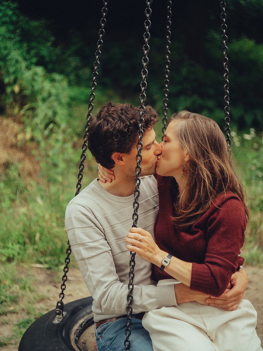 spontaneous couple portraiture in amsterdam