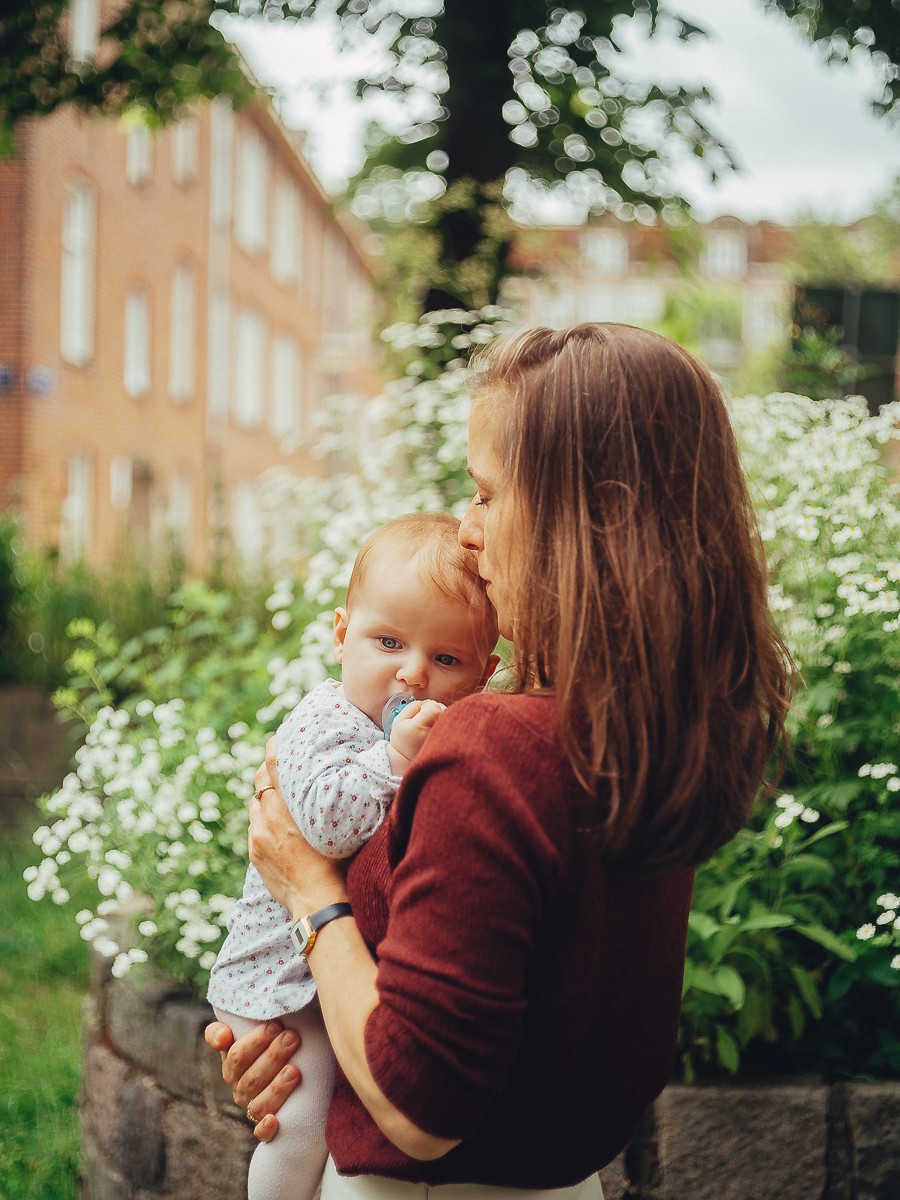 intimate mother and daughter photo amsterdam