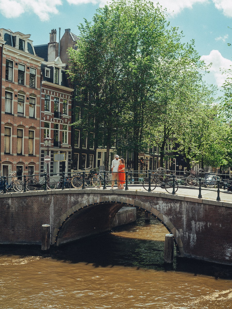pregnancy couple photoshoot on Amsterdam's canals