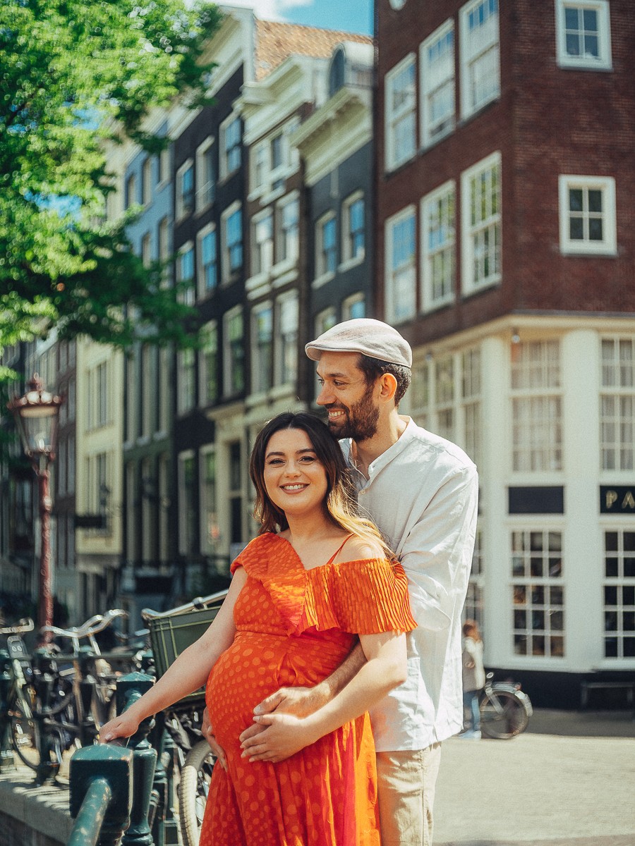 maternity couple photoshoot on Amsterdam's canals