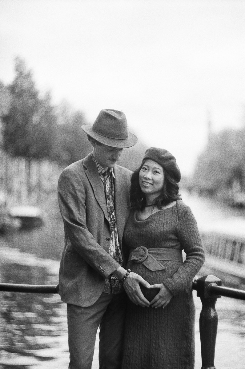 Vintage black and white maternity photo in Amsterdam