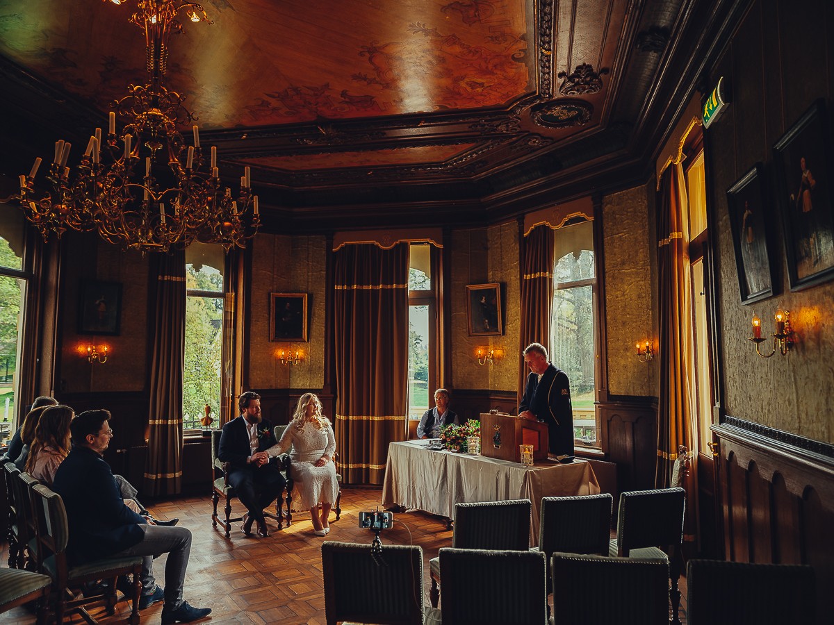 Openhartige bruidsfotografie op Borg Nienoord