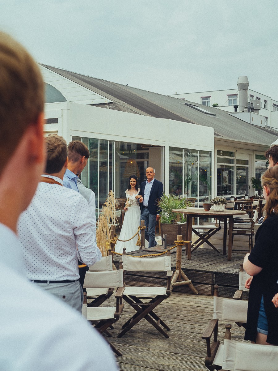Natural Wedding Photos on the Beach