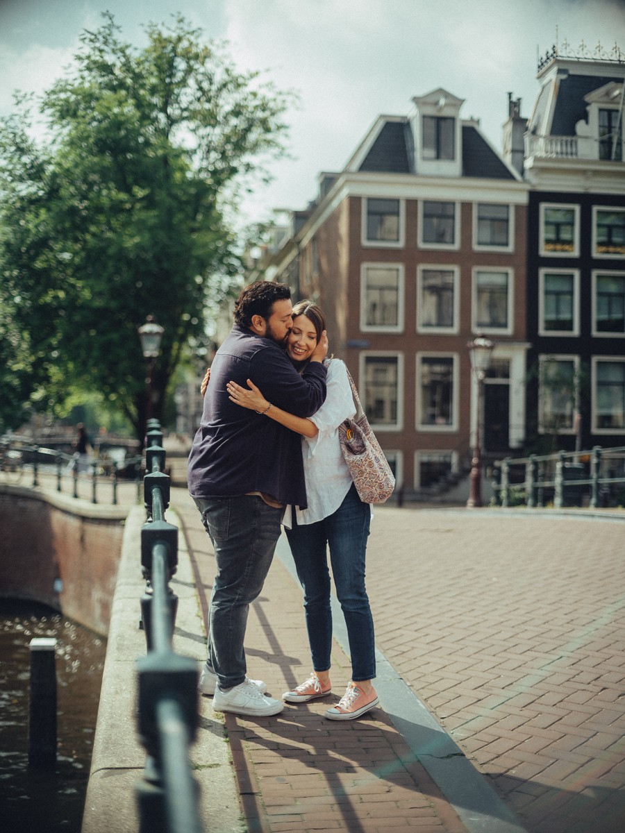 Atmospheric Maternity Photowalk in Iconic Amsterdam
