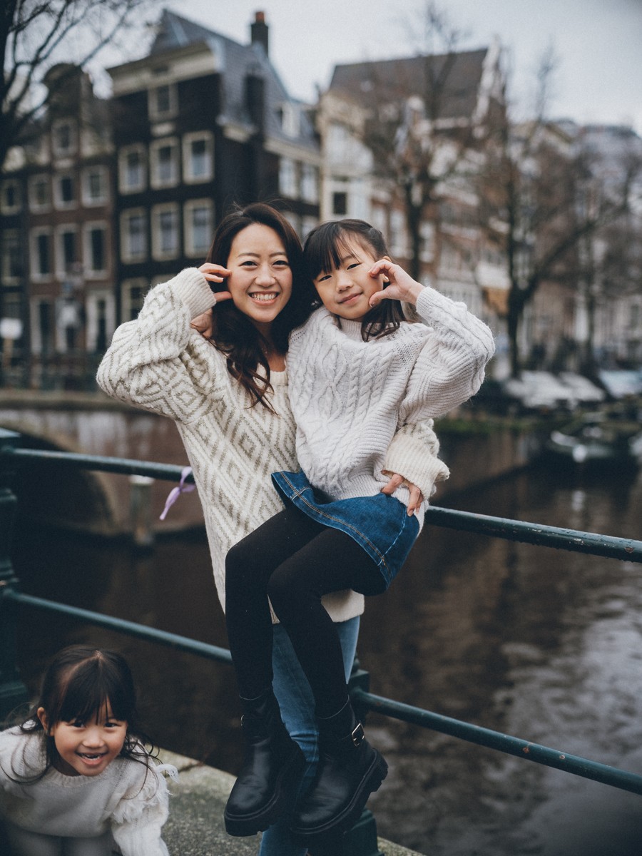 Candid Family Photo Session Capturing Amsterdam's Essence