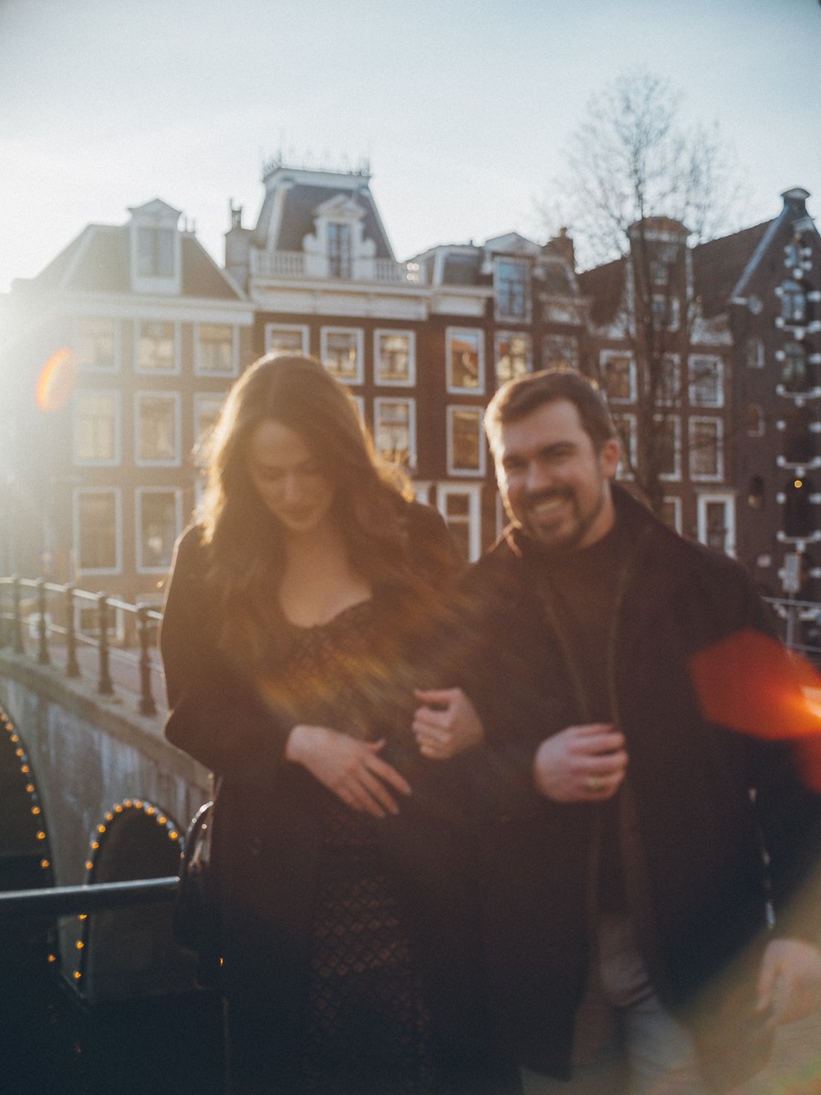 Spontaneous Couples Photoshoot in Vibrant Amsterdam Streets