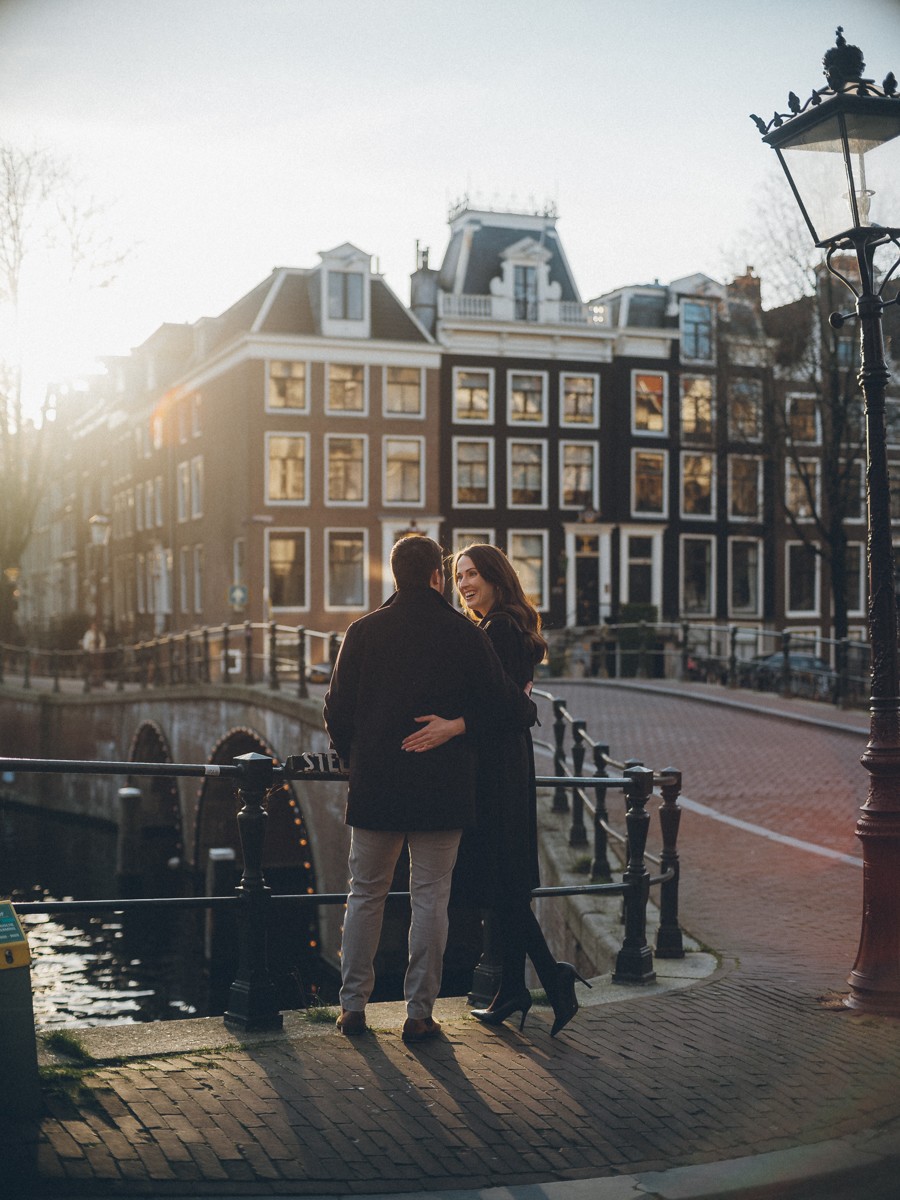 Atmospheric Amsterdam Photowalk for Timeless Couple Portraits