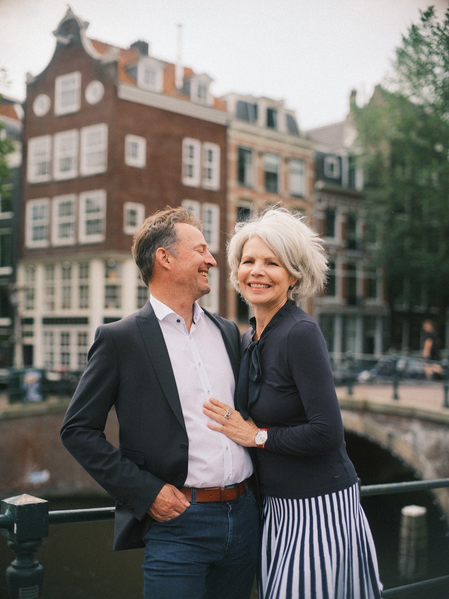 Couple Photowalk with Stylish Silver Sister in Amsterdam
