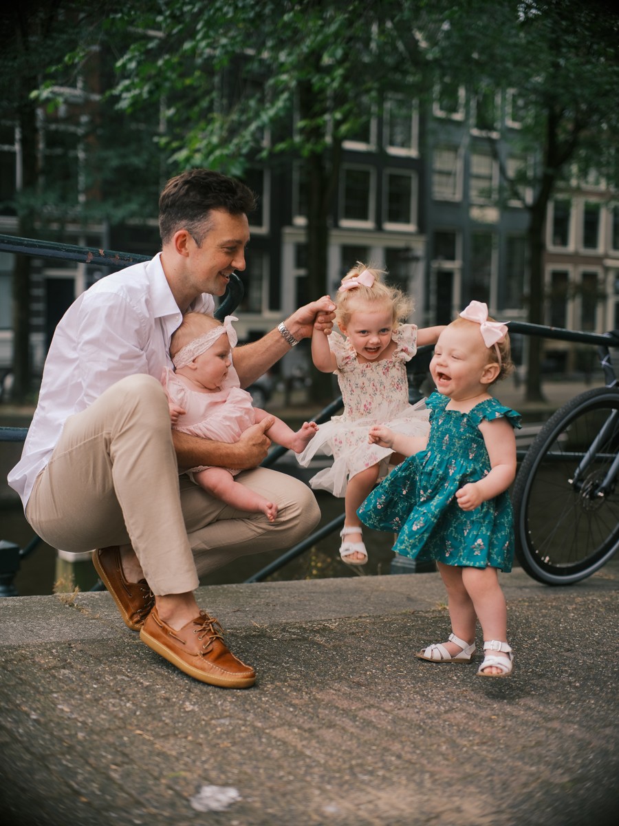 Eye-Catching Family Pictures of American Tourists in Amsterdam