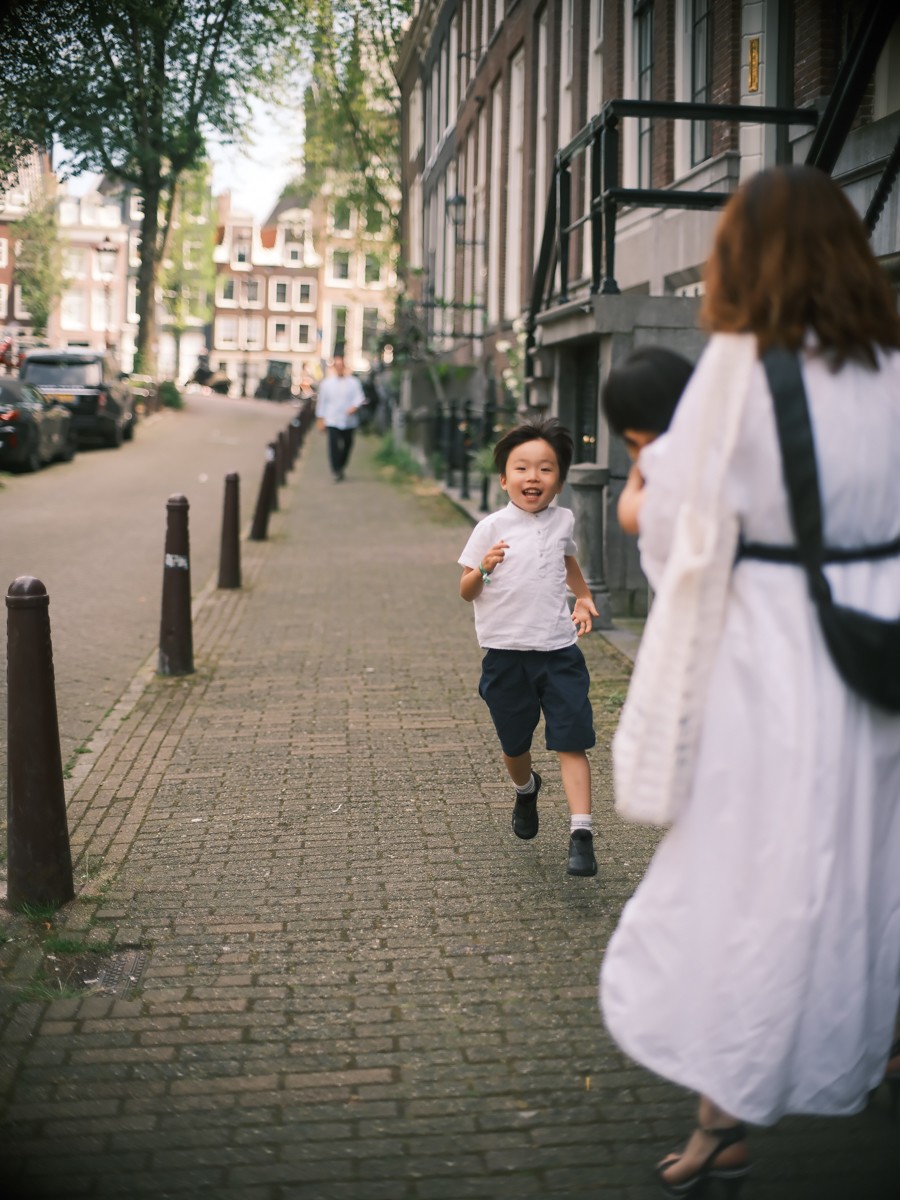 Spontaneous Korean Family Photoshoot Amsterdam Center