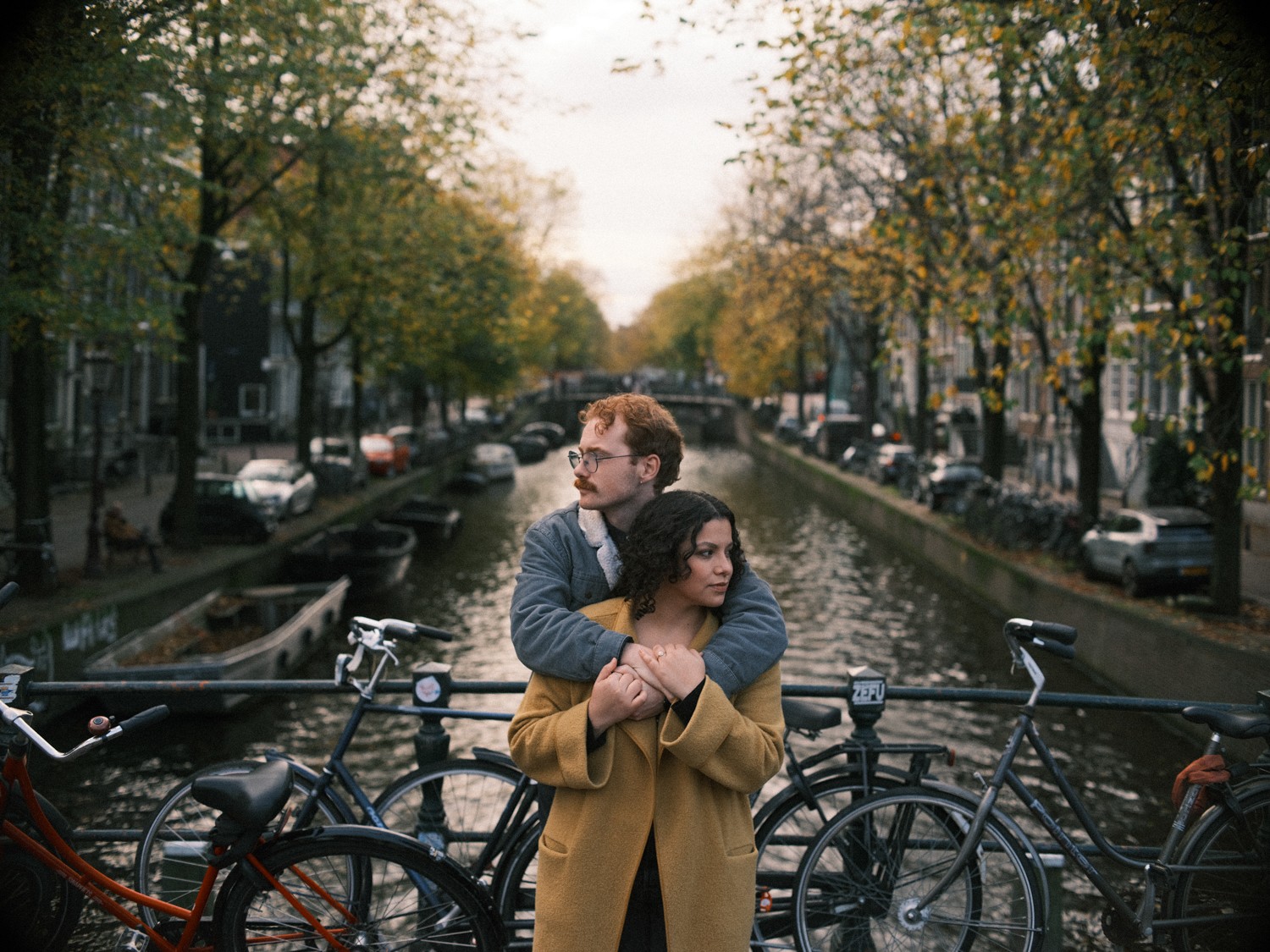 Romantic US Couple Engagement Photowalk in Amsterdam