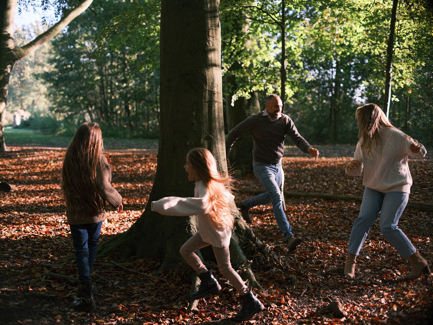 Atmospheric Autumn Family Photos in Amsterdam Outdoors