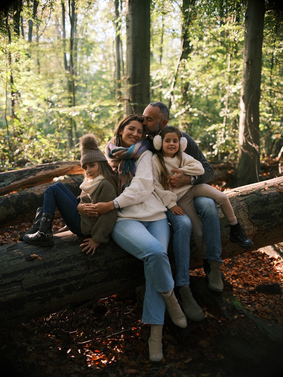Elegant Outdoor Family Pictures in Amsterdam Outdoors