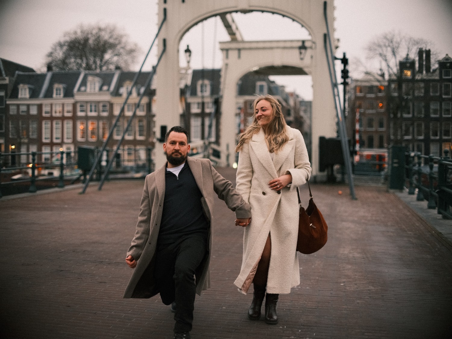 spontaneous couple vacation photoshoot