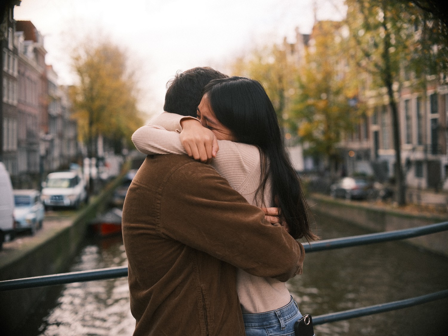 Vivid Marriage Proposal Portraits at Amsterdam's Iconic Bridge