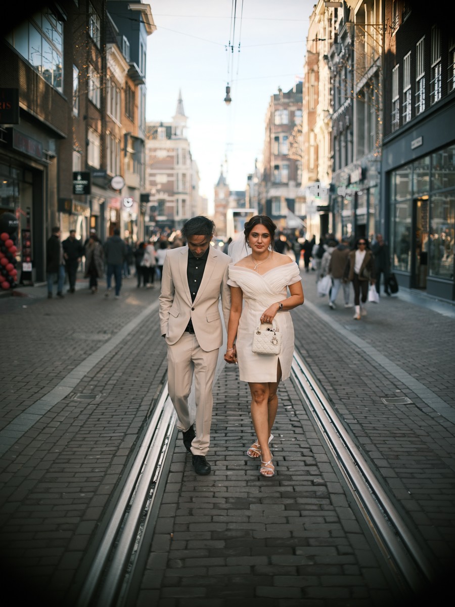 Eye-catching Bride and Groom Photowalk Photos