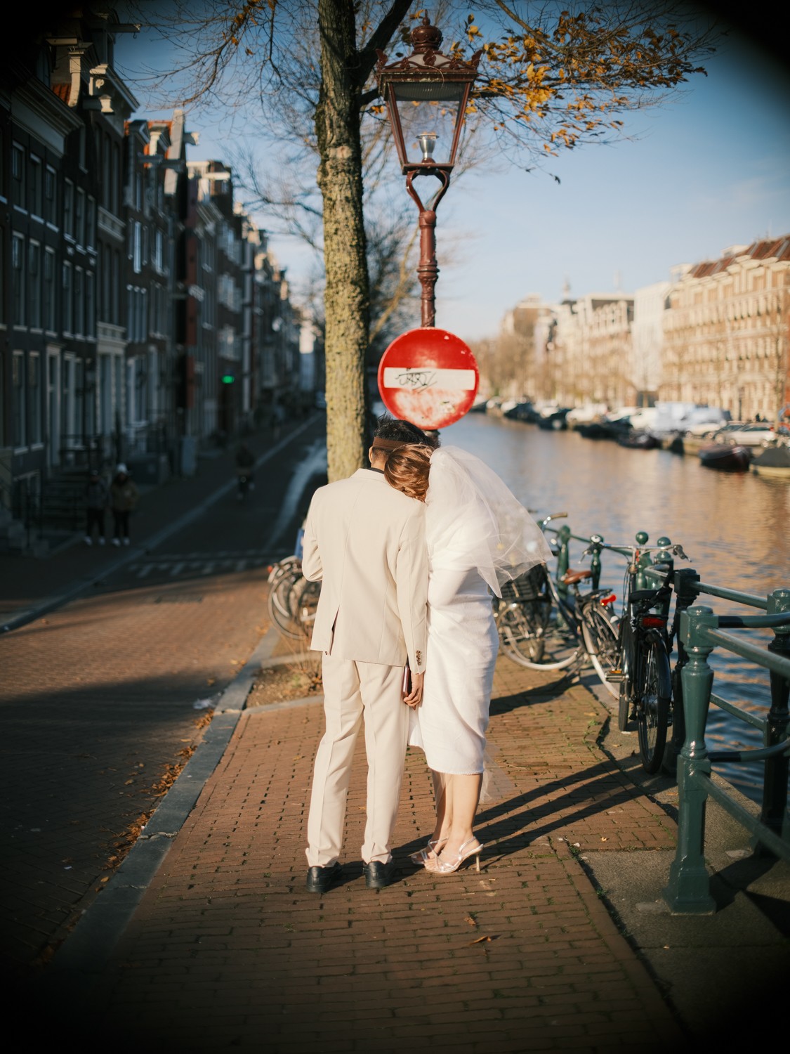 Bride and Groom Photowalk Along Amsterdam Canals